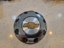 CHEVY DUALLY CENTER CAP (1) OEM CHROME REAR USED P#15053705 WITH LUG NUT CAPS