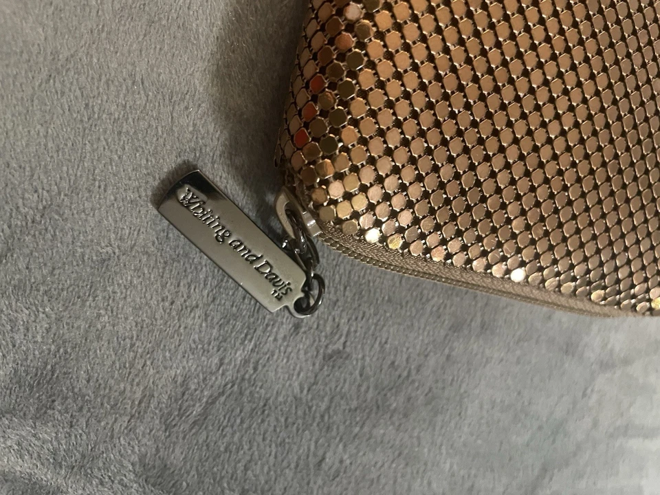 Cartera Whiting & Davis de malla de bronce con cremallera alrededor Foto 2 de 4