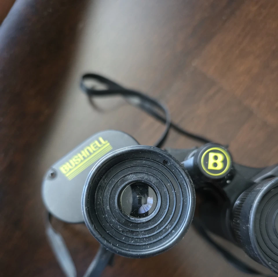 VTG Bushnell 7x35 420 Ft. at 1000 YDS 140M at 1000M Field 8° Binoculars w/ Case - Image 4 of 4