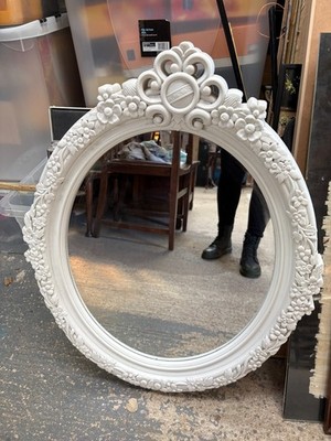 Weißer verzierter Wandspiegel oval leichter Kunststoff 56 x 71 cm Vintage Stil