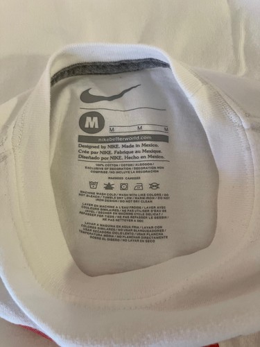 Camiseta blanca NIKE, juvenil, talla mediana, con gráfico rojo ""GUTS TO GLORY"". Usado. - Imagen 7 de 9