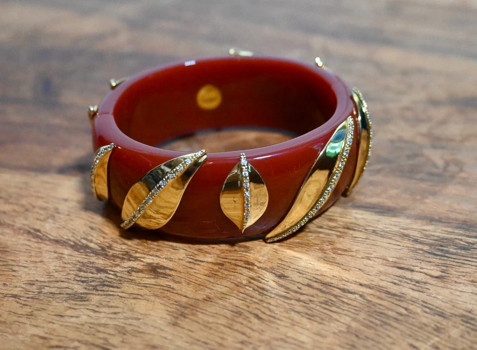 Nuevo brazalete con bisagras revestido de oro de 18k de resina carmesí MIRIAM SALAT de $695 Foto 4 de 4