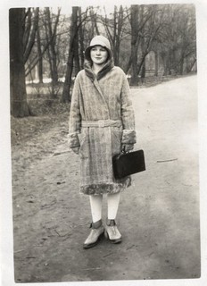 foto giovane donna ragazza vestito cappello cappotto vintage anni 20