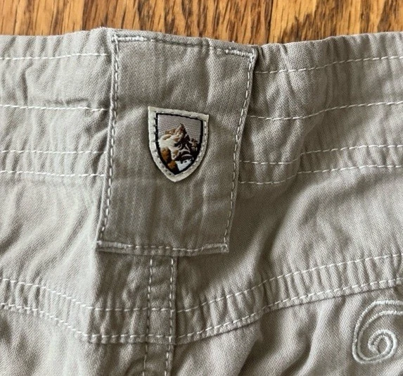 Pantalones capri Kuhl para mujer talla 14 caqui bordados florales bolsillo trasero senderismo Foto 4 de 4