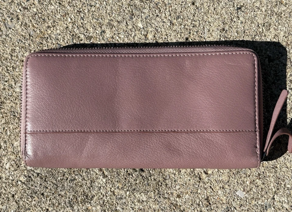 Cartera Lucky Brand Lila Rosa Cuero Genuino Cremallera Alrededor Logo Ranuras para Tarjetas Foto 2 de 4