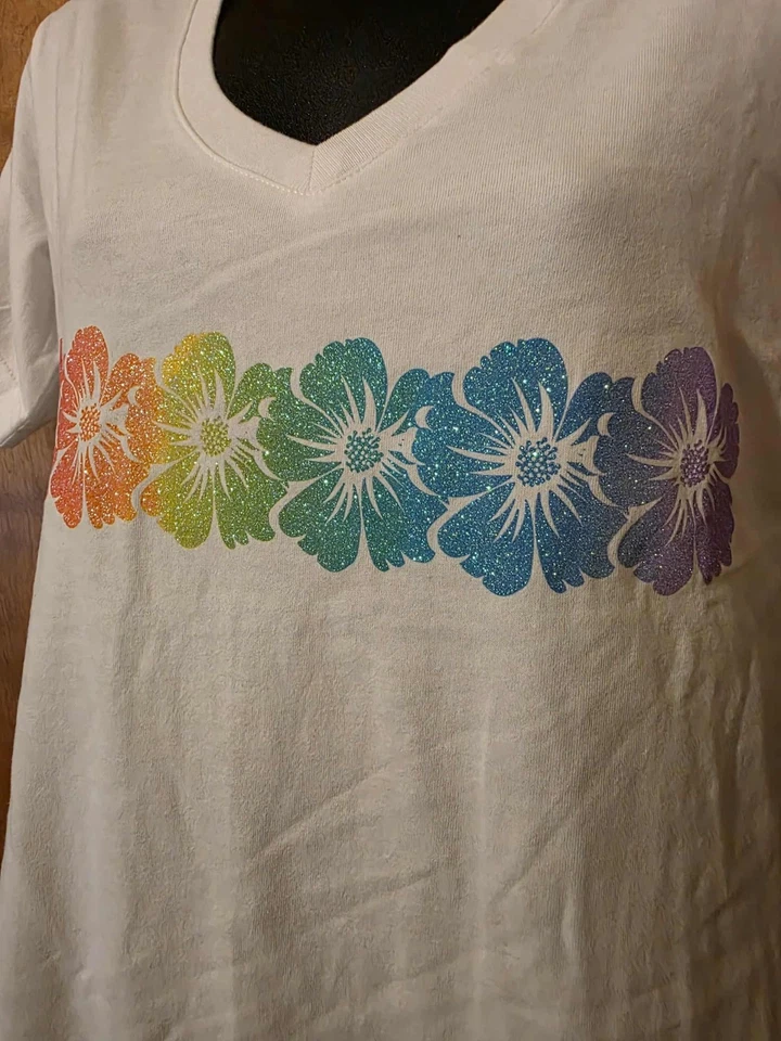 Disney Aulani Hawaii Pride Collection Mujer Cuello en V Camiseta con Arco Iris Foto 3 de 4