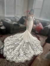 White Lace Mermaid Wedding Dress Sweetheart Neckline Sleeveless with Train