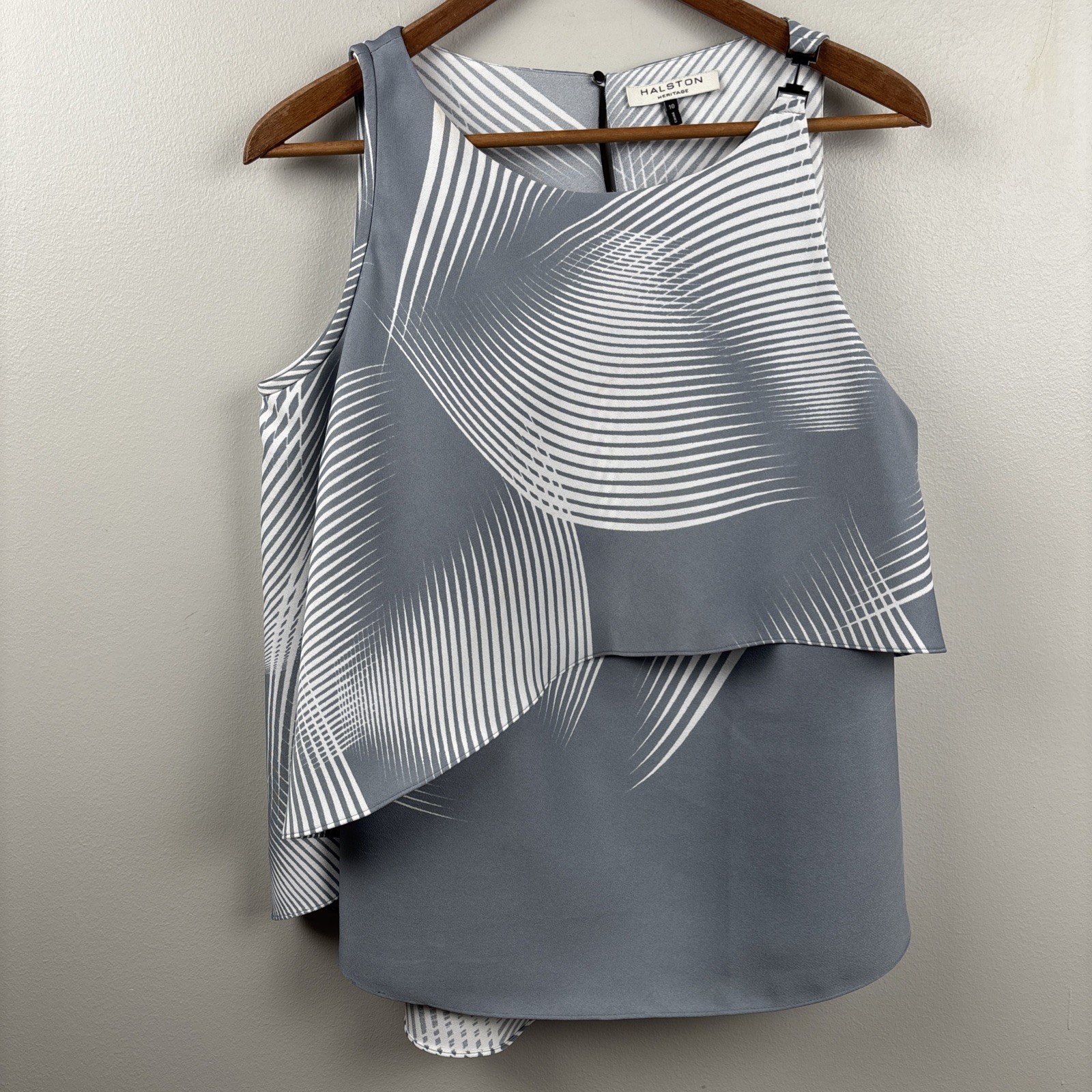 Halston Heritage Women Sleeveless Tank Blouse Gray Striped Size 10 Metal Keyhole