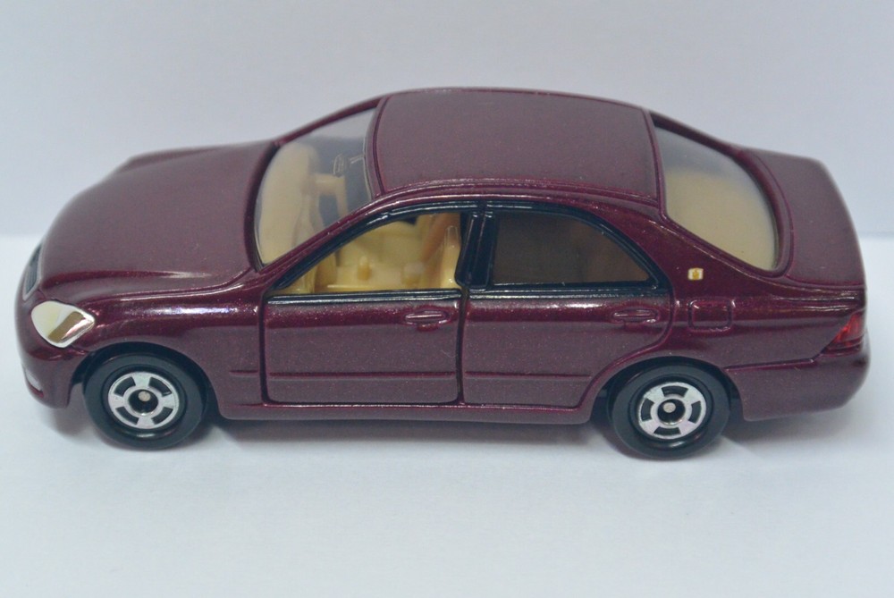 TAKARA TOMY TOMICA DieCast car 1:63 TOYOTA CROWN # 32