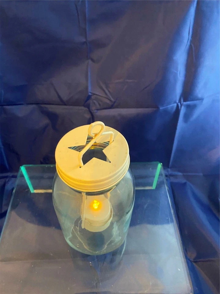 Luz de té vintage hecha con un tarro de enlatado de tinte azul usado Foto 2 de 3