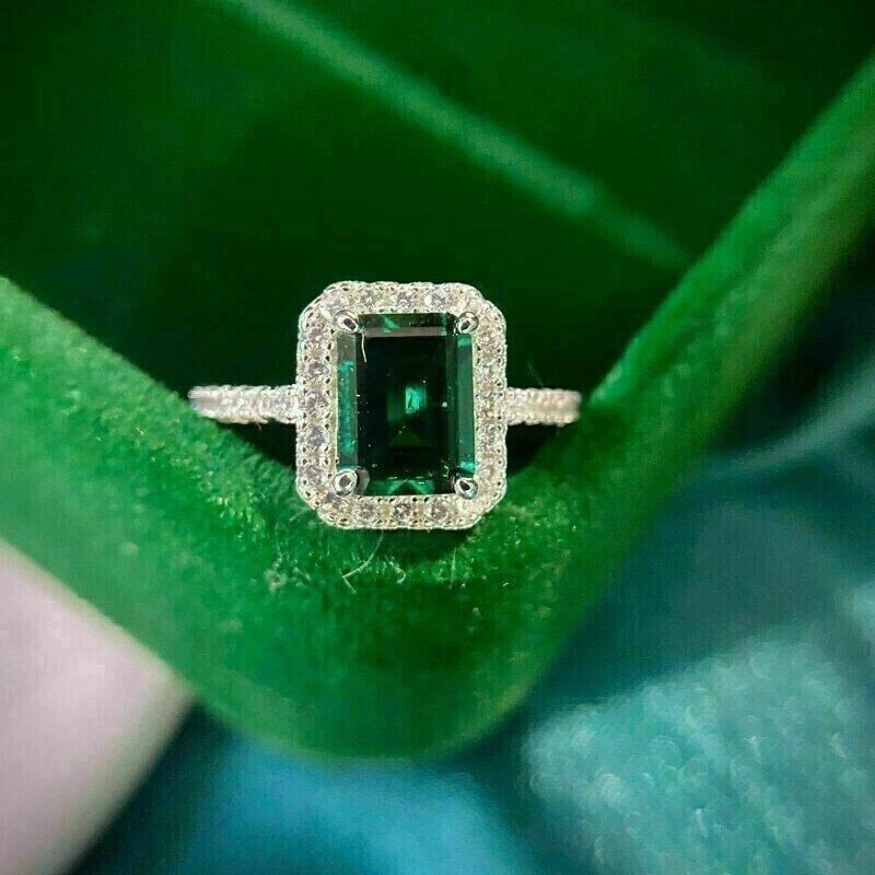Anillo de compromiso esmeralda verde simulado corte esmeralda de 3,0 quilates enchapado en oro blanco de 14 k Foto 3 de 4