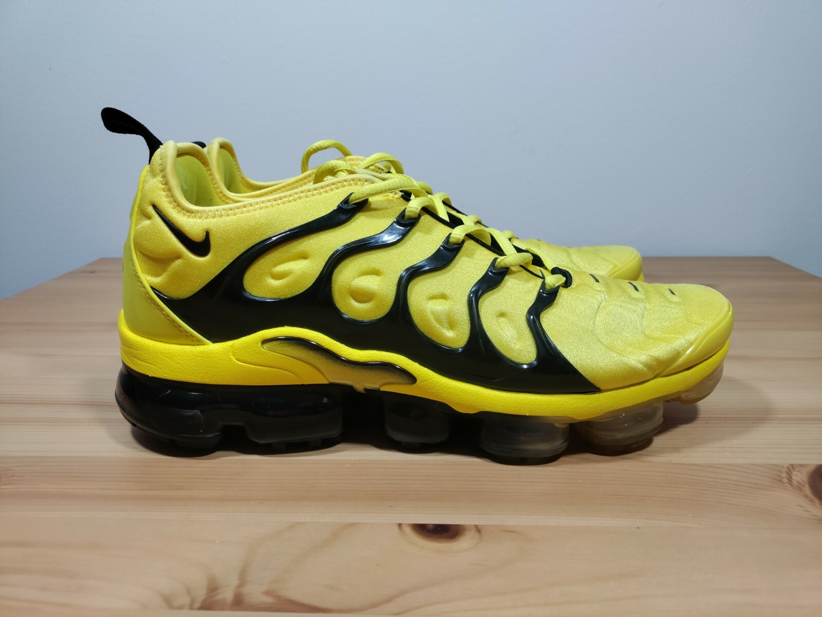 nike vapormax black and yellow