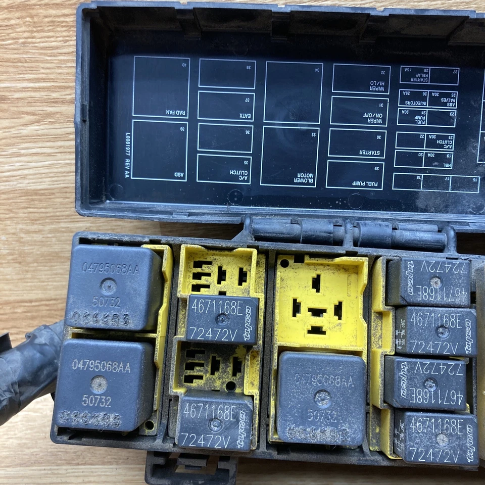 2005-2007 JEEP LIBERTY 3.7L Fuse Relay Box Junction Block OEM Used Qik Ship - Image 3 of 4