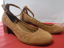 Euro Soft Devi Sofft Womens Pumps Sz 8.5M Tan Suede Studded Chunky Heel w/strap