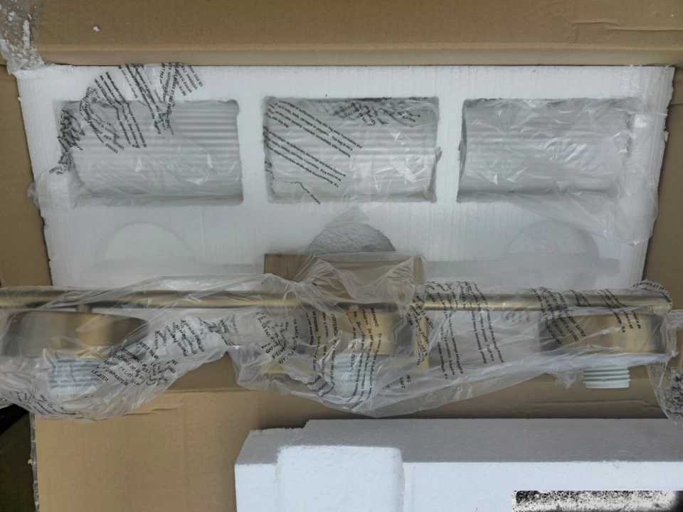 Luz de tocador de baño Kichler 55112 Ciona 3 luces 24" W - latón natural cepillado Foto 2 de 4