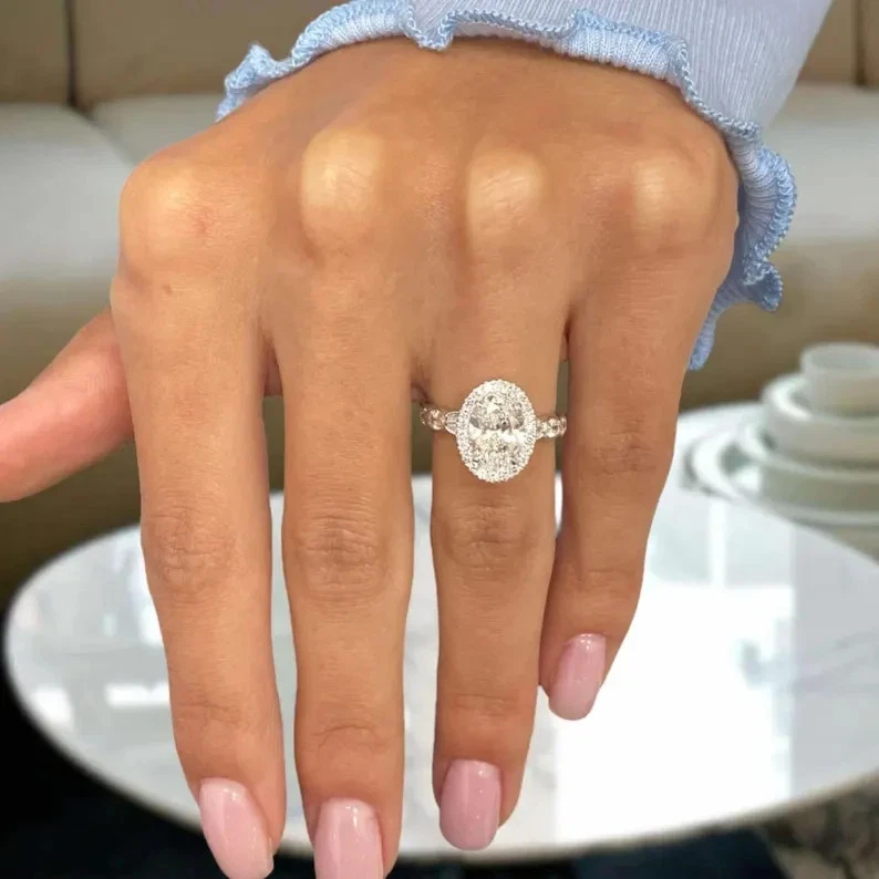 Anillo de compromiso de oro blanco de 14 k con halo de diamantes cultivados en laboratorio G/VS1 de corte ovalado de 2,60 quilates Foto 3 de 4