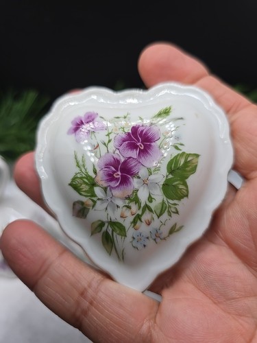 Pequeña campana vintage de porcelana de hueso y baratija en forma de corazón adorno dorado flores púrpuras - Imagen 10 de 17
