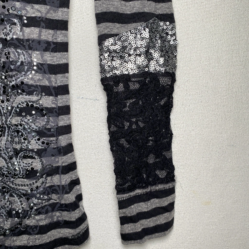 Top de encaje Henley manga larga adornado a rayas Maurice's lentejuelas góticas talla pequeña Foto 3 de 4