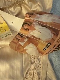 Warner&rsquo;s CRystal lace Half slip (with Split)