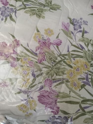 Colcha acolchada con volantes morados con flores blancas talla Queen - Imagen 8 de 12