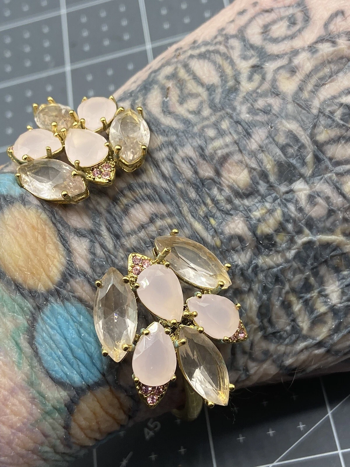 Bracciale Kate Spade con strass incernierati rosa pesca