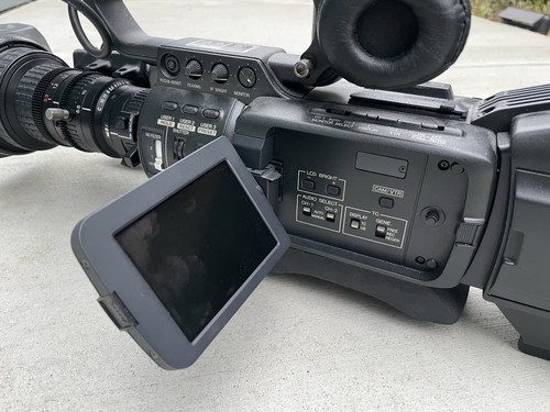 JVC GY-HD250 U ProHD Camcorder w/ Fujinon Lens, Mic & Battery - Half working - Picture 4 of 11