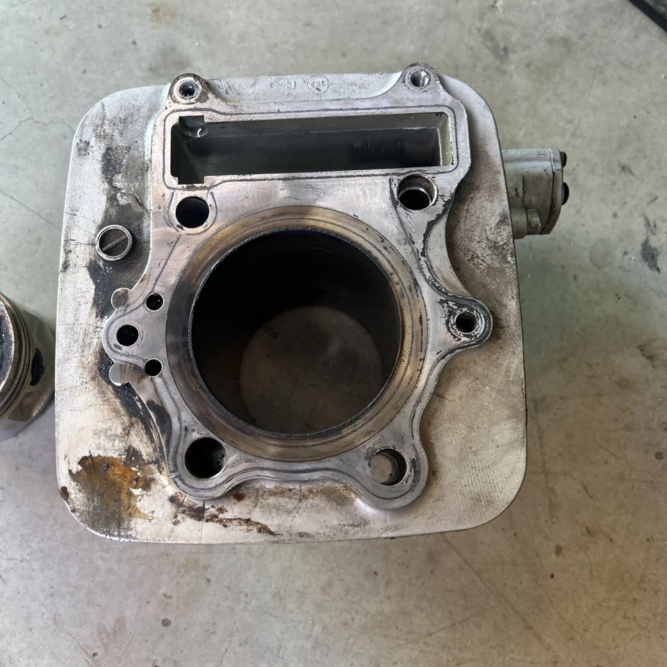 Jarra de cilindro Suzuki GZ250 1999-2010 con diámetro de culata de pistón Foto 2 de 4