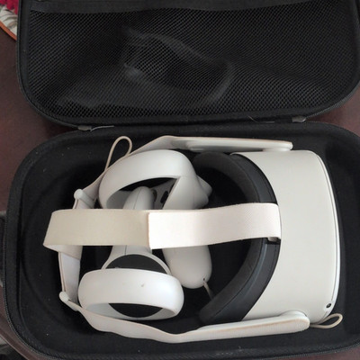 Oculus Quest 2 with Elite strap + case included