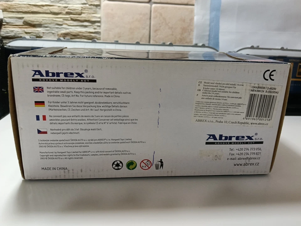 Skoda Octavia Rosso - 1:24 Abrex Hongwell 124 AB 003 B con scatola 4 aperture - Immagine 2 di 4
