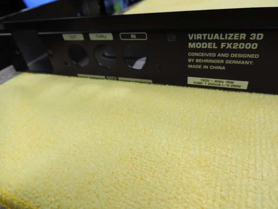 Procesador de efectos 3D virtualizador Behringer FX2000 = CARCASA DE CUBIERTA INFERIOR = Foto 4 de 4