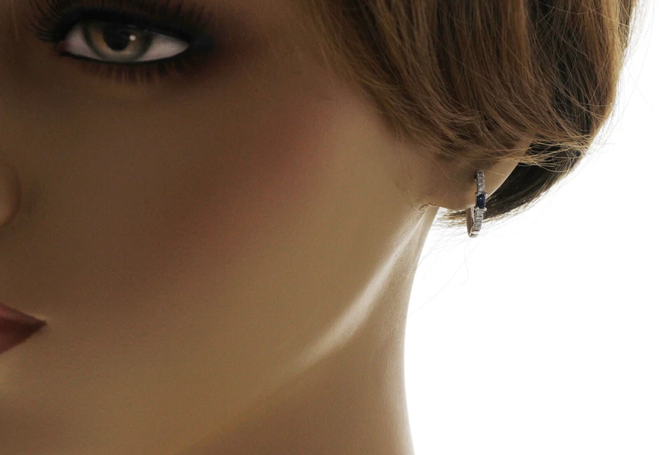 Pendientes tipo argolla de oro blanco de 14 k con zafiro azul natural de 0,47 quilates y diamantes de 0,17 quilates Foto 3 de 4