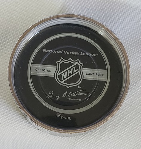 Disco de juego oficial de la NHL Gary Bettman Calgary Flames 6 de febrero de 2007 - Imagen 6 de 7