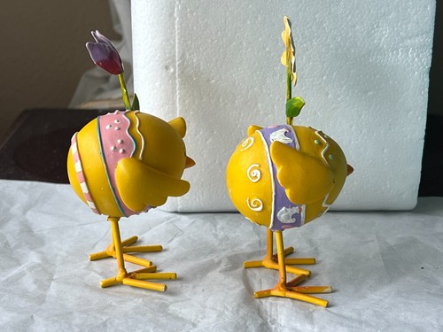Juego de 2 figuras de pollito de Pascua decoradas cuerpo de huevo pollitos amarillos sosteniendo flores - Imagen 4 de 5