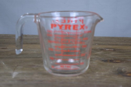 Pyrex Glass Measuring Cup 2 Cup 16 oz 1 Pint 500 ml Metric Red Print Kitchen - Picture 2 of 5