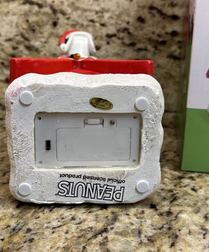 Peanuts Snoopy’s Dog House Color Changing LED Christmas Lights Figurine w/Timer - Picture 8 of 15