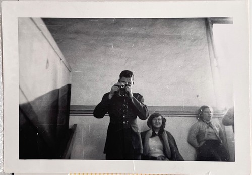 Hübscher Soldat im Kamera Duell Vintage Schnappschuss Foto 40er Jahre