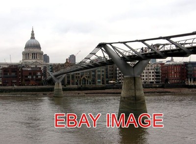 FOTO MILLENNIUM BRÜCKE & ST. PAULS DIE MILLENNIUMSBRÜCKE FÜR FUSSGÄNGER ACRO