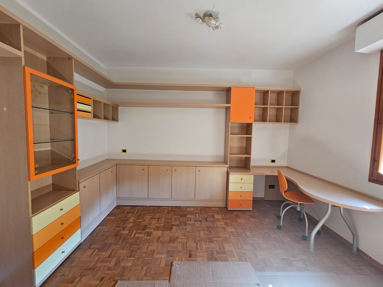 Cameretta, color legno e arancione, usato ma messo benissimo