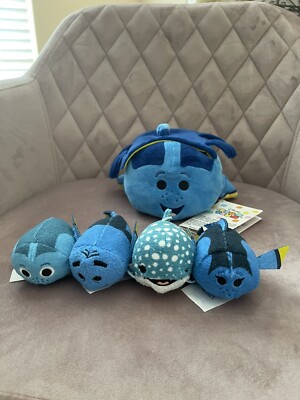 NWT Disney  2016 Tsum Tsum Finding Dory Carrier Bag Set- Dory & 4 Mini Plush