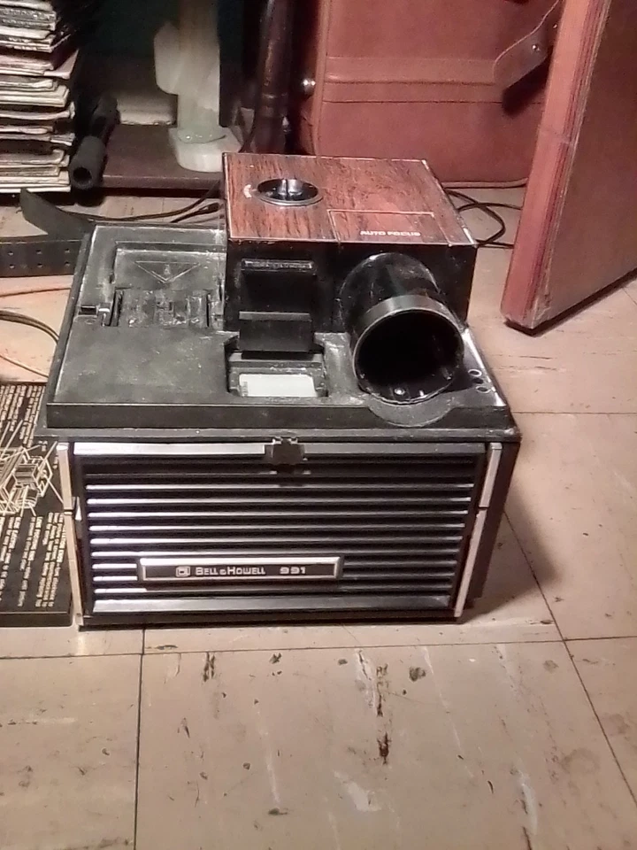 Bell & Howell AF70 Auto Focus 991 BH Still Picture Projector(Works) - Image 3 of 4