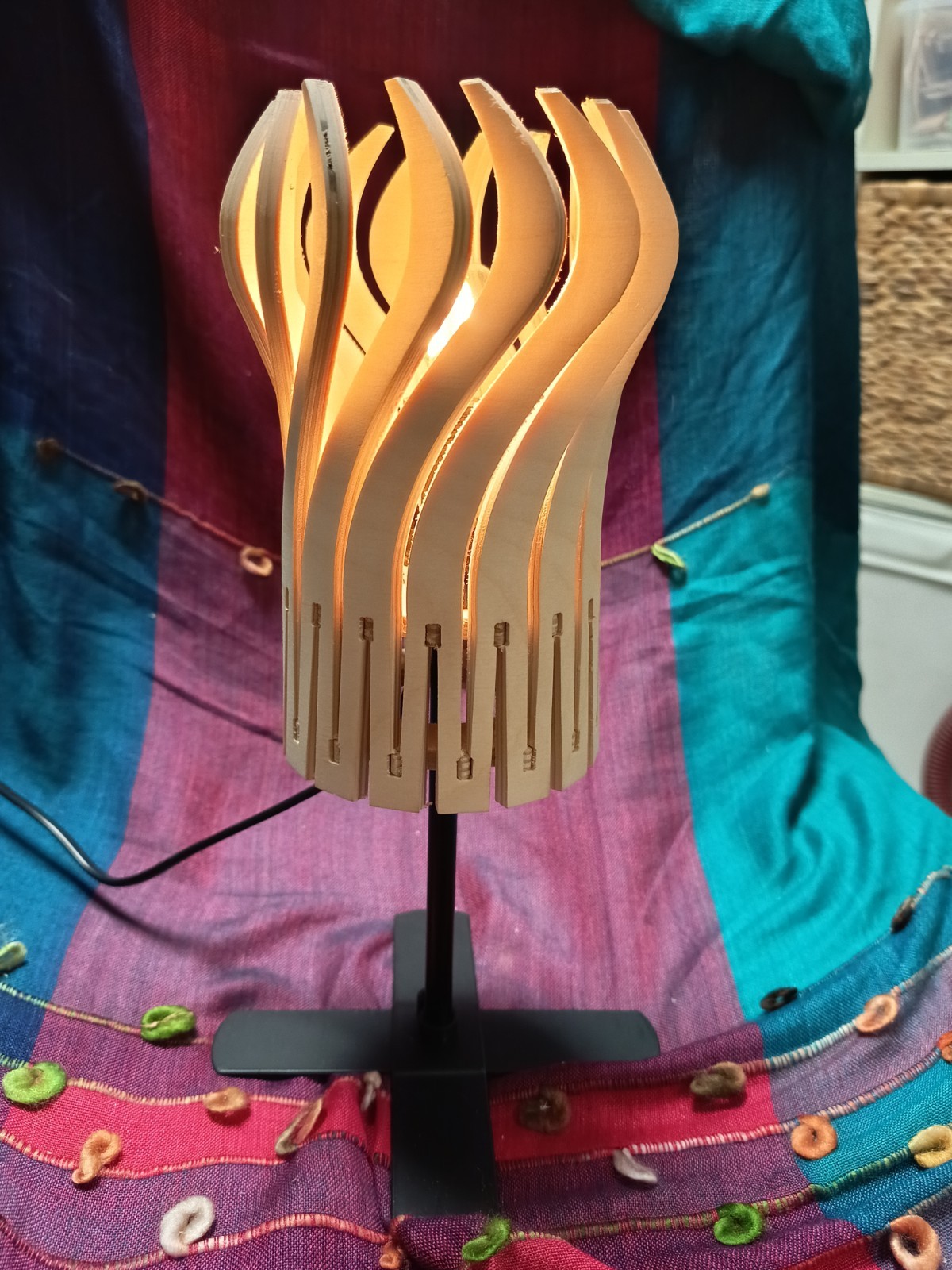 Lampe artisanale Cocon en rotin tressé main pour une lumière tamisée élégante