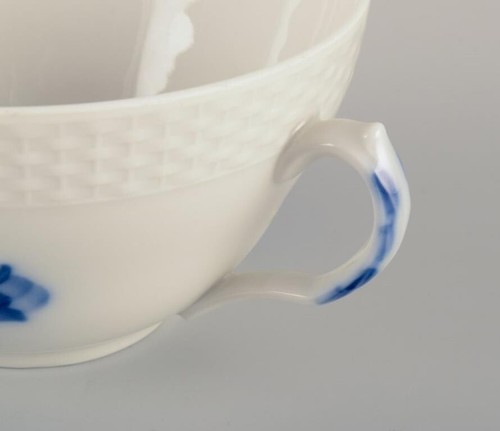Flor azul Royal Copenhagen trenzada. Juego de seis pares de tazas de caldo. - Imagen 7 de 8