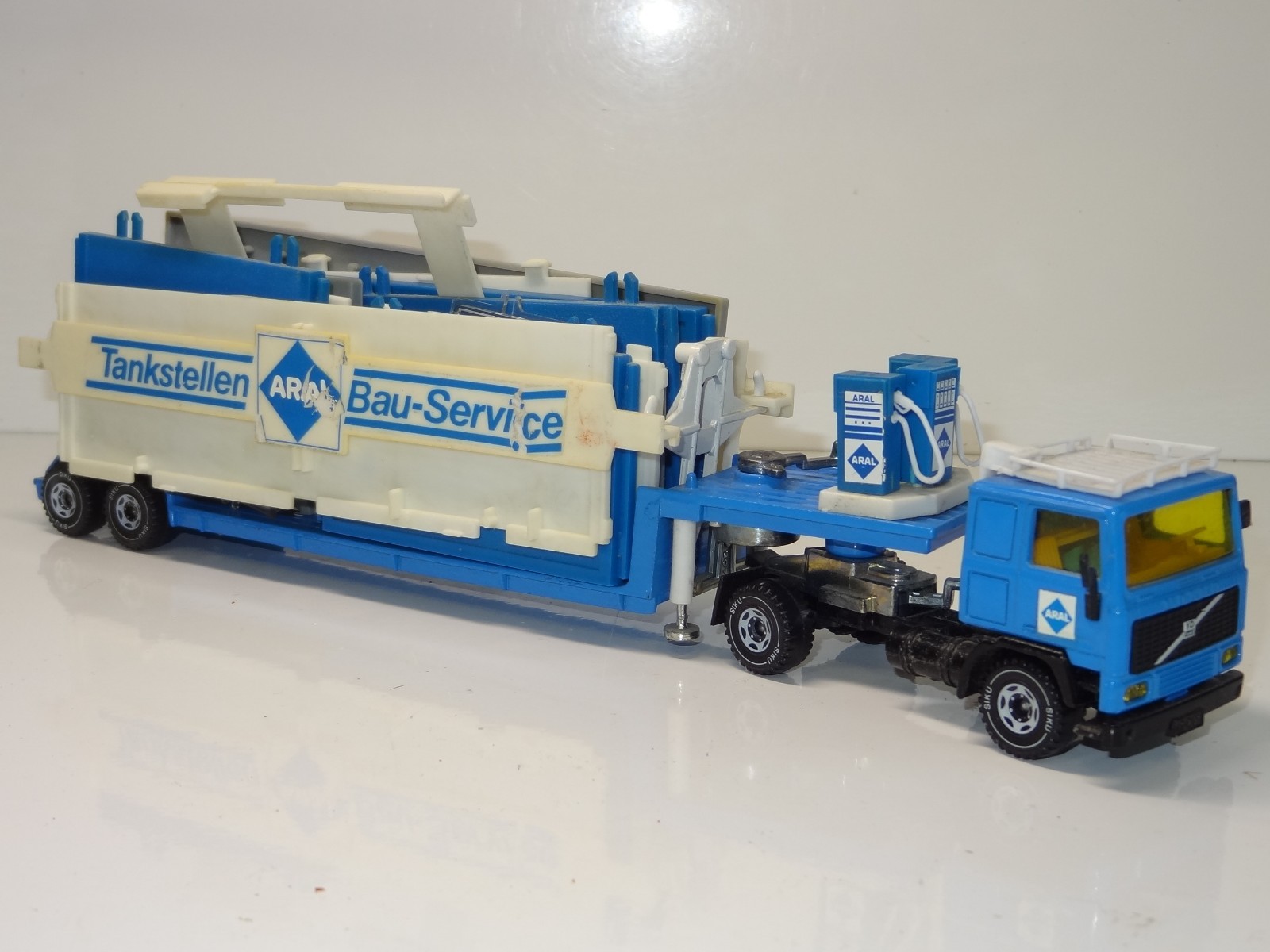Siku V307 / 2232 HENSCHEL VOLVO LOW LOADER WITH ARAL GARAGE -  (412)