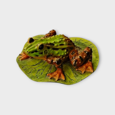 Frog Figure Indoor Outdoor Life-Like Frog on Lily Pad Pelophylax Lessonae Garden
