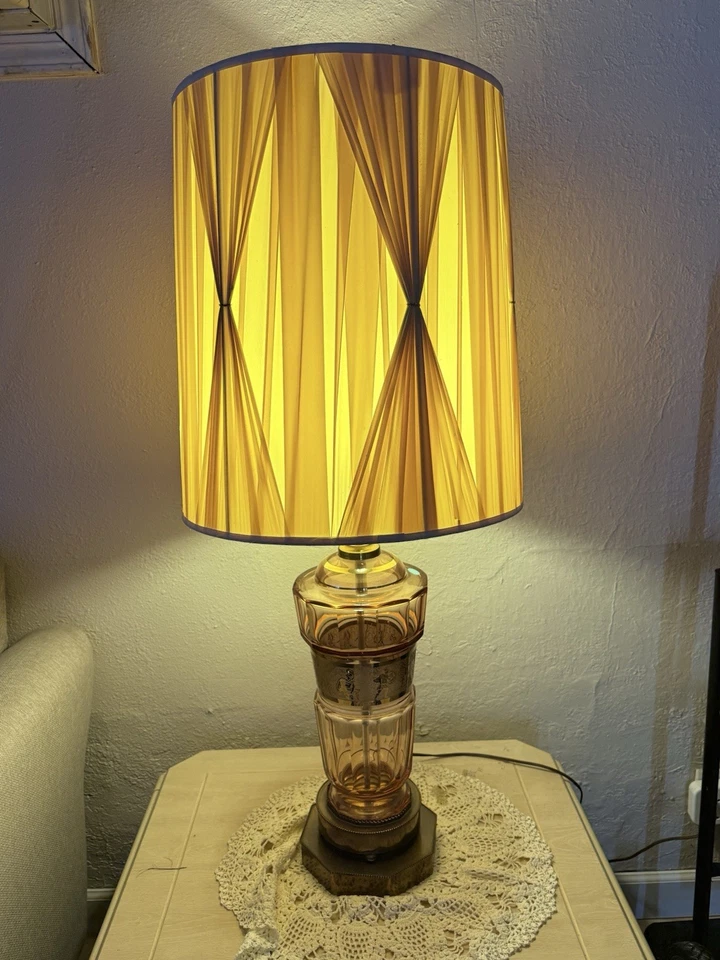 Lámparas de mesa modernas de mediados de siglo redondas de vidrio rosa con guijarros con tonos crema Foto 2 de 4