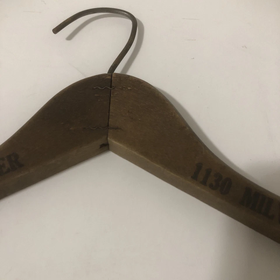 Milwaukee Avenue Clother. 1130 Milwaukee Ave, Chicago I’ll percha de madera de colección Foto 3 de 4