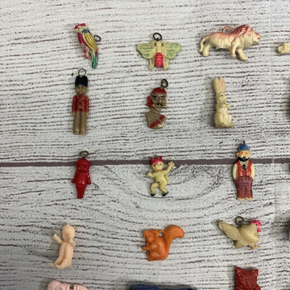 Colgante 100 Dijes de Plástico Celuloide Raro Gumball Cracker Jack Años 40 Años 50 Años 60 Foto 2 de 4