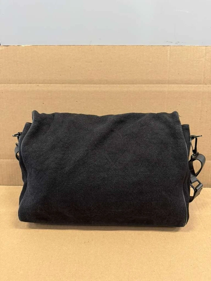 Кожаная регулируемая сумка-мессенджер Theyskens' Theory с пряжкой и клапаном черная - Изображение 2 из 4