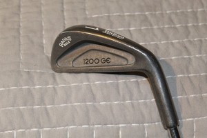Le fer à repasser Philips GC 3320 : - Le fer à repasser P