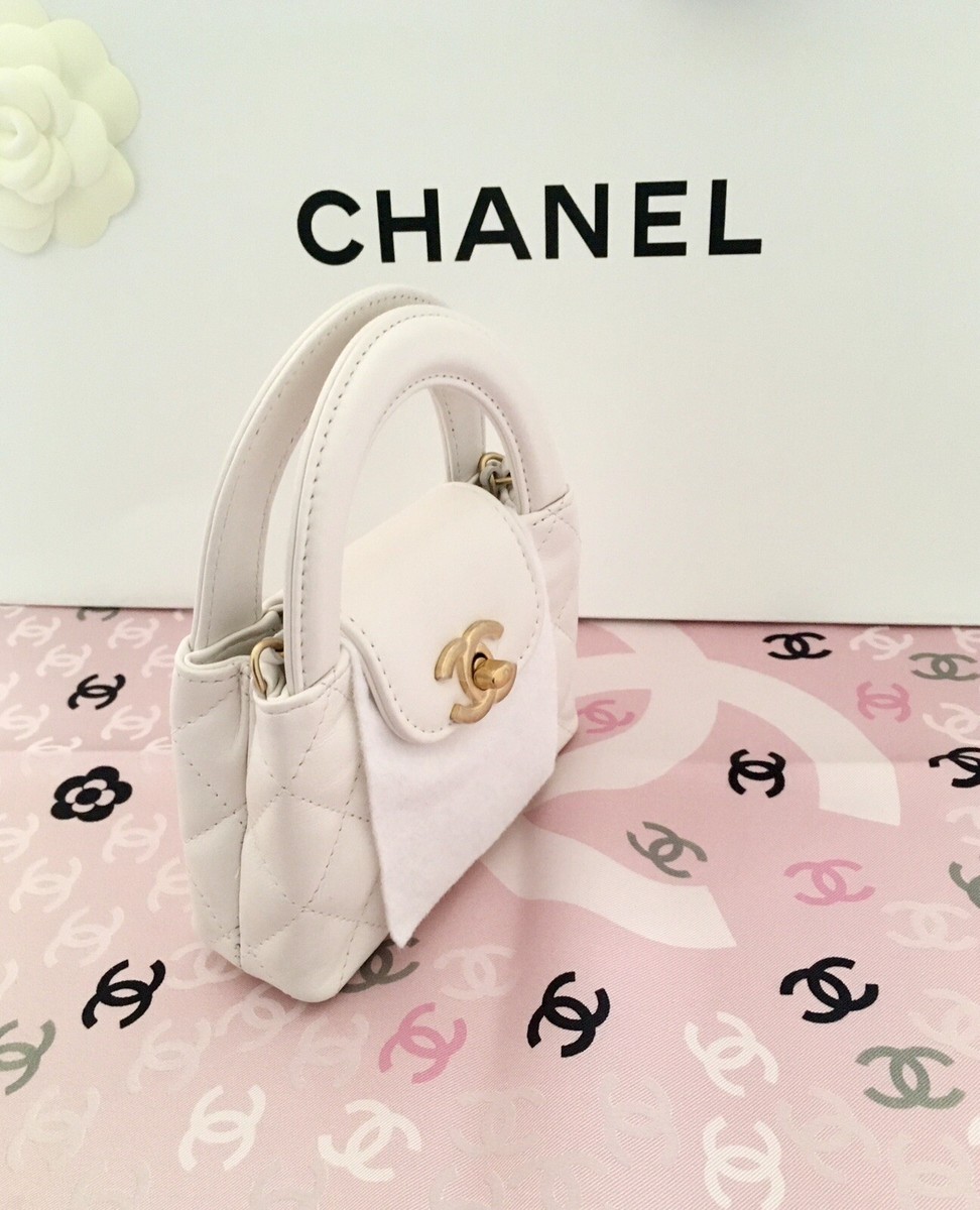 ＊CHANEL＊ ノベルティ ミニコサージュ Chanel // 2021 Silver Quilted Coin Mini Crossbody Bag – VSP